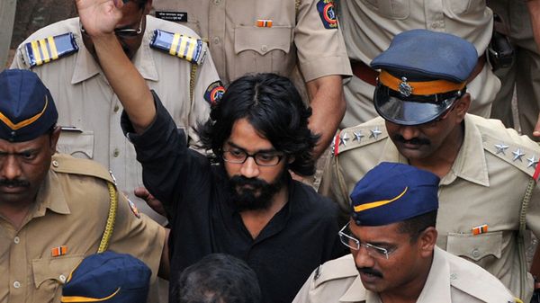 Aseem Trivedi prowadzony przez policjantów