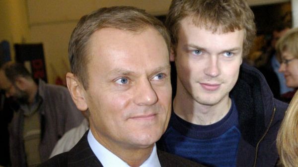 Donald Tusk z synem podczas wyborów prezydenckich w 2005 r.