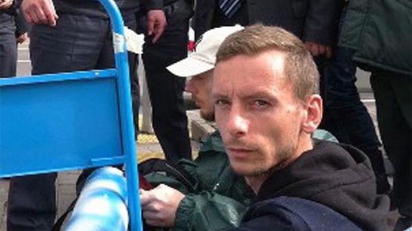 Piotr Dankowski z Greenpeace podczas demonstracji w Moskwie