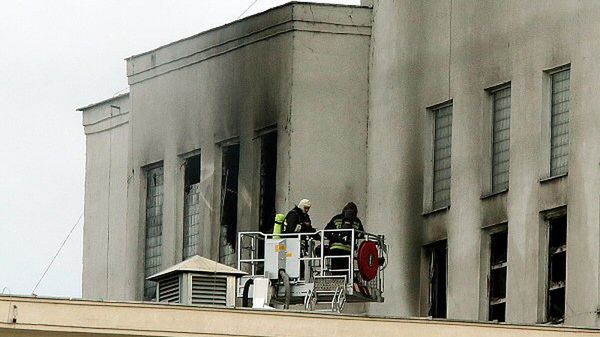 Strażacy dogaszający pożar