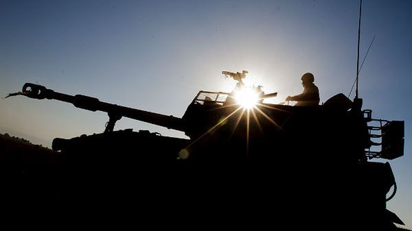 Izraelski czołg podczas ćwiczeń wojskowych na Wzgórzach Golan
