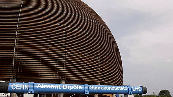 Drewniany globus przy wjeździe na teren ośrodka badawczego Europejskiej Organizacji Badań Jądrowych(CERN) pod Genewą
