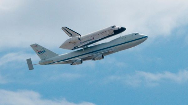 Wahadłowiec Endeavour na grzbiecie Boeinga 747