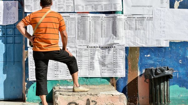 Grecki wyborca czyta obwieszczenie