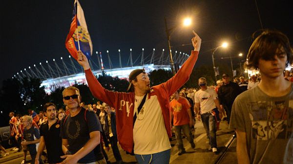 Rosyjski kibic na Moście Poniatowskiego w Warszawie po przegranym meczu swojej reprezentacji z Grecją