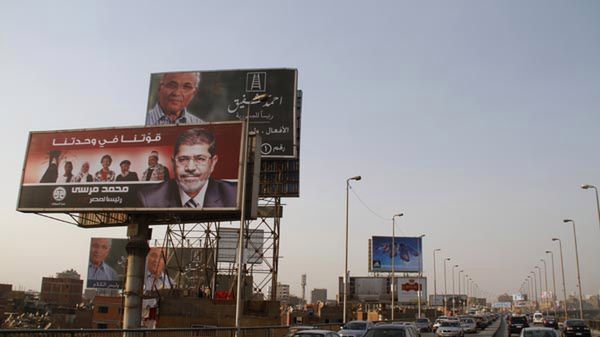 Billboardy Mursiego (na pierwszym planie) i Szafika w Kairze