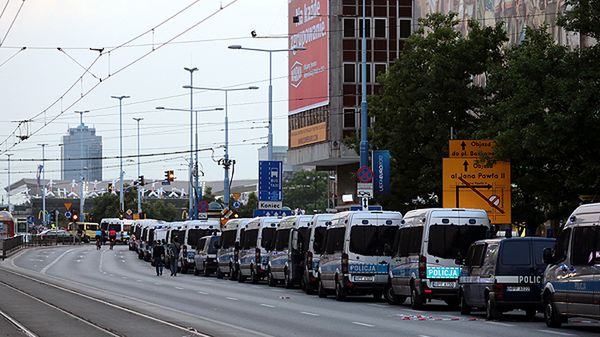 Sznur radiowozów w okolicach Strefy Kibica w Warszawie w dniu zamieszek