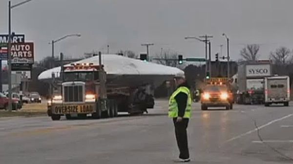 Samolot bezzałogowy X-47B przewożony przez ciężarówkę