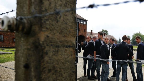 Piłkarze w muzeum w Oświęcimiu