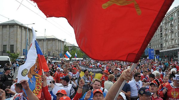 Przemarsz rosyjskich kibiców przez Warszawę. Za chwilę dojdzie do groźnych wydarzeń...