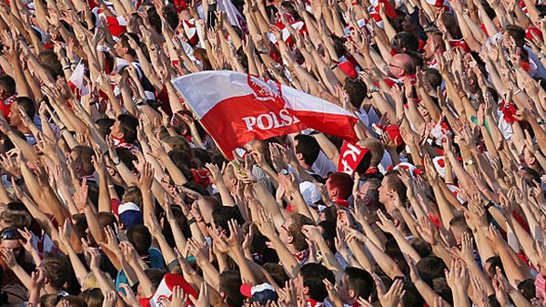 Polscy kibice w Strefie Kibica w Warszawie