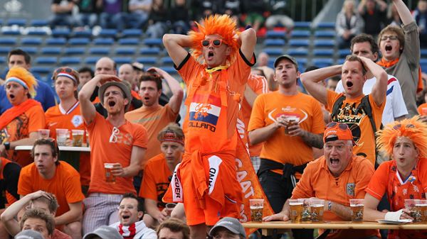 Holenderscy kibice w Strefie Kibica w Krakowie