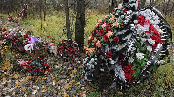 Wieńce w pobliżu miejsca katastrofy w Smoleńsku
