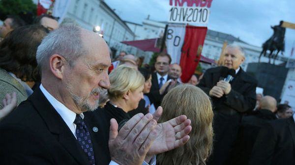 Antoni Macierewicz podczas przemowy prezes PiS Jarosława Kaczyńskiego przed Pałacem Prezydenckim