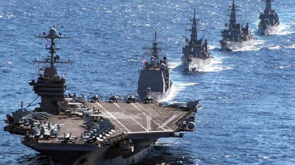 Amerykański lotniskowiec, krążownik rakietowy i trzy japońskie niszczyciele ćwiczą na Pacyfiku