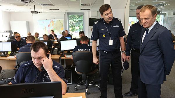 Donald Tusk w Policyjnym Centrum Dowodzenia w Legionowie