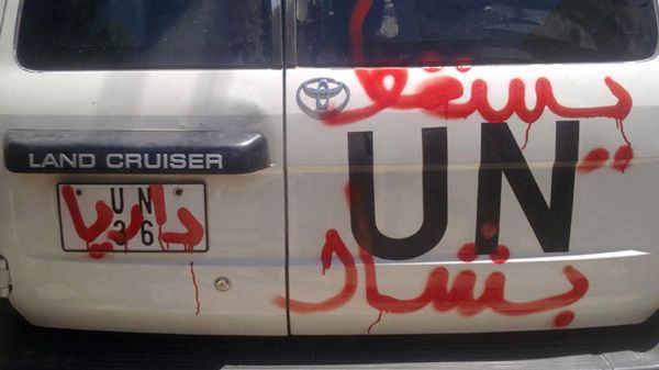 "Precz z Baszarem" - graffiti na samochodzie obserwatorów ONZ