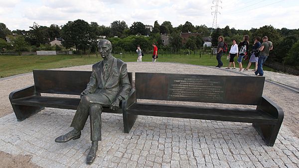 Ławeczka Jana Karskiego na szczycie Kopca Pamięci w łódzkim Parku Ocalałych