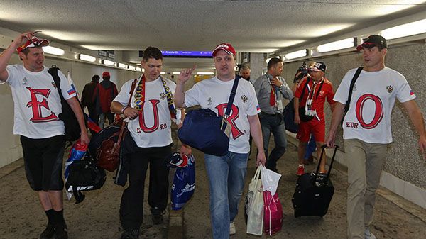 Rosyjscy kibice na stacji Warszawa Stadion