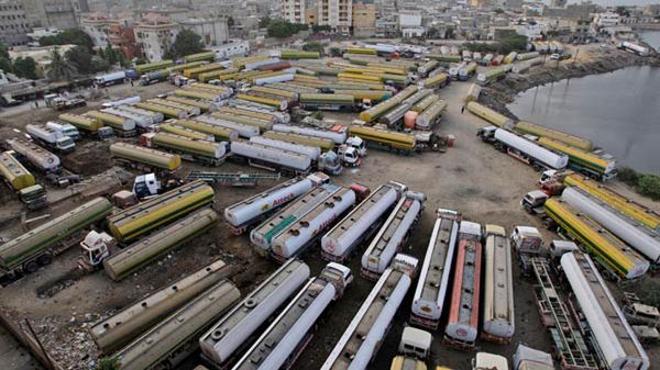 Ciężarówki oczekują na możliwość wjazdu do Afganistanu w Karaczi w Pakistanie