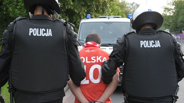 Jeden z zatrzymanych przez policję w szarpaninie z udziałem pseudokibiców w okolicach Stadionu Narodowego, przed meczem Grupy A Euro 2012, Polska-Rosja.