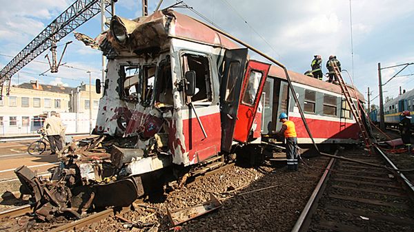 Zniszczony pociąg po wypadku w Ostrowie Wlkp.