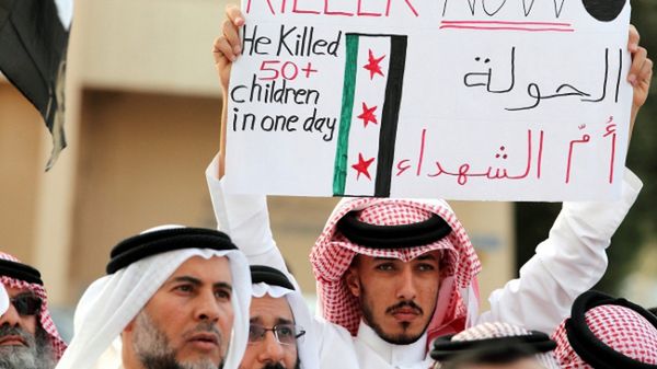 Mieszkańcy Bahrajnu protestują przed siedzibą ONZ w Bahrajnie przeciwko masowym mordom dokonywanym w Syrii