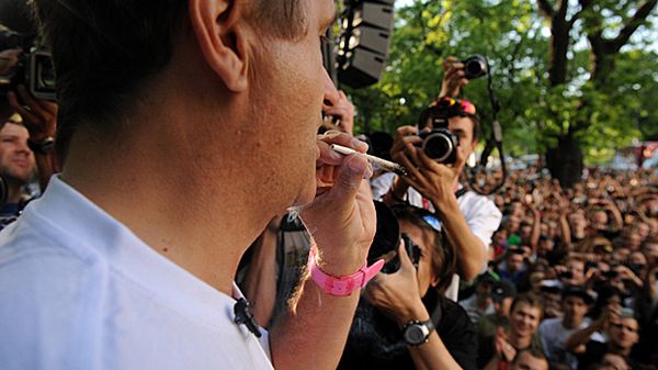 Lider Ruchu Palikota ze skrętem podczas wiecu uczestników Marszu Wolnych Konopi