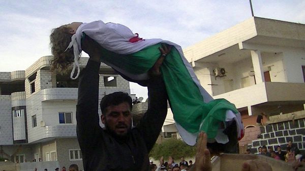 Pogrzeb syryjskiej dziewczynki rzekomo zabitej w ataku sił reżimowych