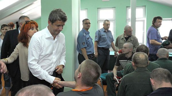 Lider Ruchu Palikota Janusz Palikot z osadzonymi w Areszcie Śledczym w Warszawie