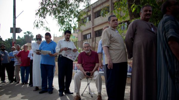 Kolejka do jednego z lokali wyborczych w Kairze