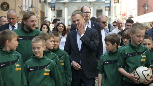 Premier Donald Tusk z młodymi piłkarzami Lechii Gdańsk spaceruje po Starym Mieście w Gdańsku