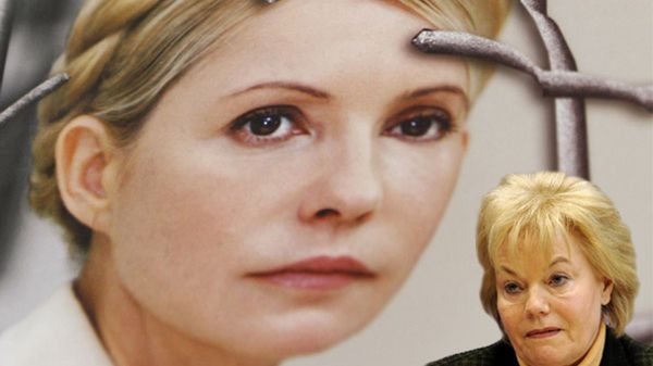 Plakat przedstawiający Julię Tymoszenko za kratami. W rogu - Erika Steinbach