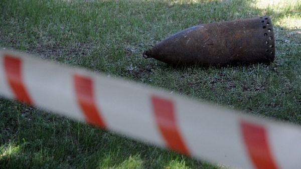 Łuska pocisku leży na terenie Cmentarza Północnego w Warszawie