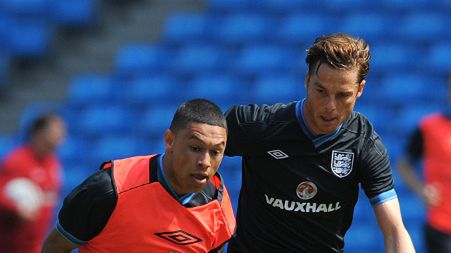 Alex Oxlad-Chamberlain (z lewej)