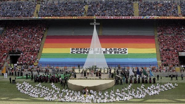 Benedykt XVI podczas spotkania na mediolańskim stadionie San Siro