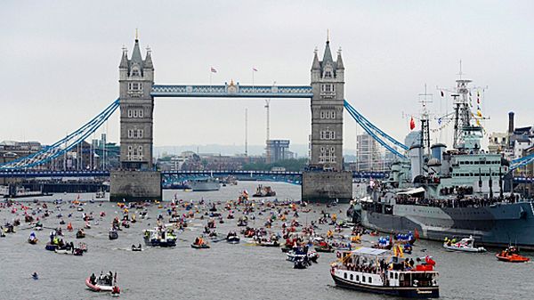 Flotylla płynie między mostami Battersea i Tower trasą o długości blisko 11 km