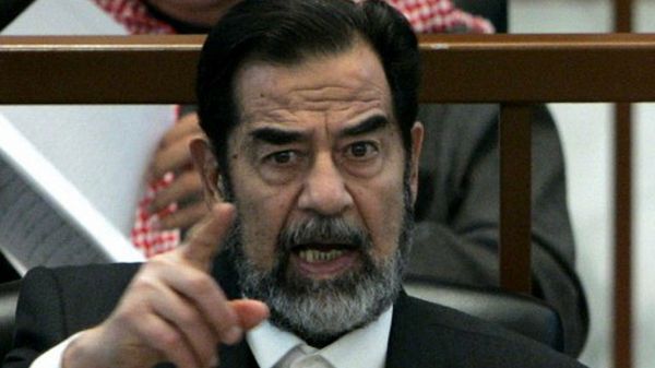 Saddam Husajn podczas swojego procesu, 2006 r.