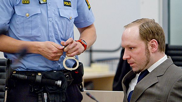 Anders Breivik na sali sądowej