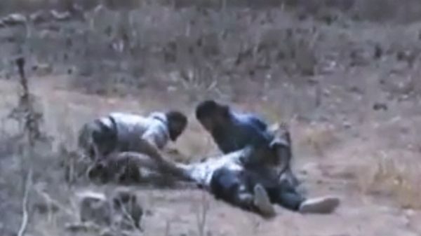 Syryjczycy pomagają rannemu mężczyźnie