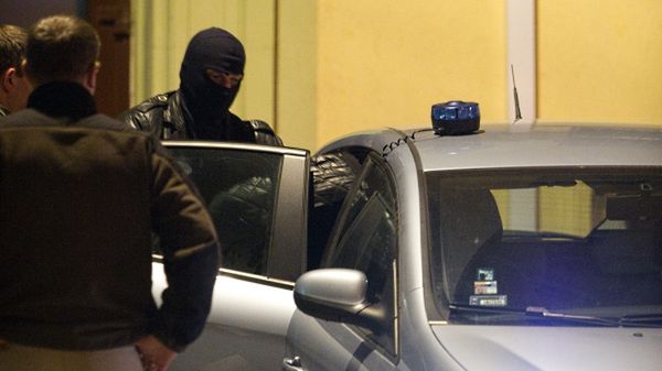 Policjanci wyprowadzają z sekcji aresztowań łódzkiego sądu, jednego z podejrzanych o zabójstwo byłego szefa policji gen. Marka Papały
