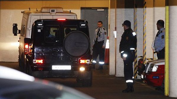 Policyjny konwój transportujący Andersa Breivika do sądu