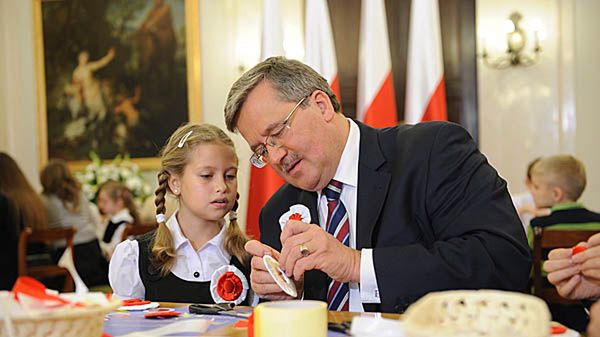 Uczestnicy spotkania wspólnie robili biało-czerwone kotyliony