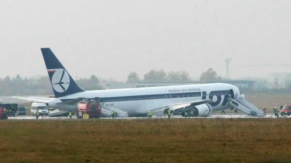 Na pokładzie samolotu było 230 osób; nikt nie został ranny