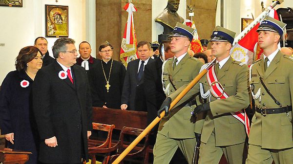 Prezydent Bronisław Komorowski z żoną Anną podczas mszy św. w Katedrze Polowej Wojska Polskiego w intencji ojczyzny.