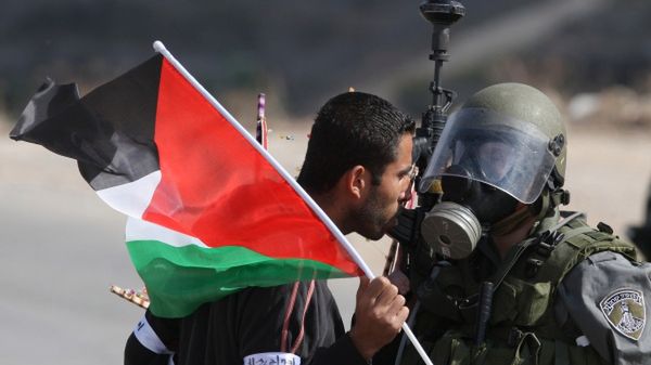 Konfrontacja Palestyńczyka z izraelskim żołnierzem