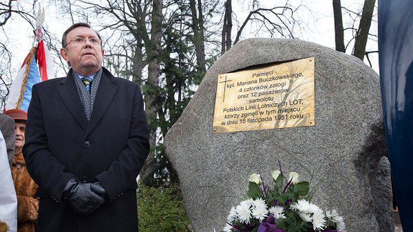 Aktor Zbigniew Buczkowski, syn Mariana Buczkowskiego, podczas uroczystości odsłonięcia pomnika w 2010 r.