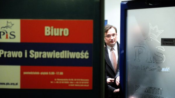 Zbigniew Ziobro wychodzi z biura PiS