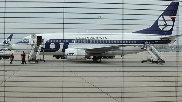 Boeing 737 na płycie lotniska Okęcie