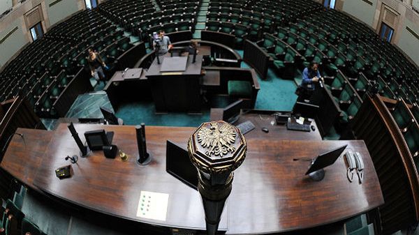 Widok na sejmową salę posiedzeń z fotela marszałka